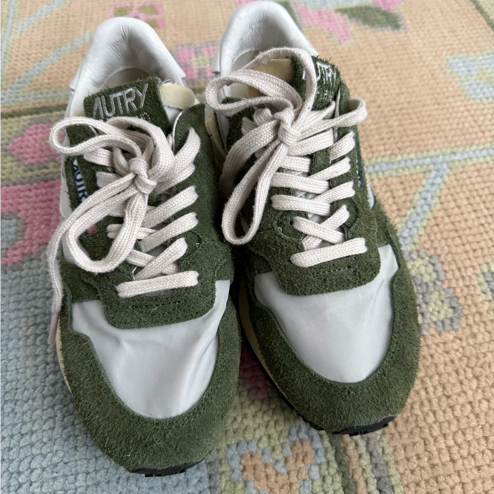 Autry Women's Green and White Sneakers